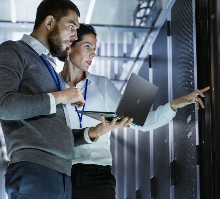 Dos personas mirando un monitor