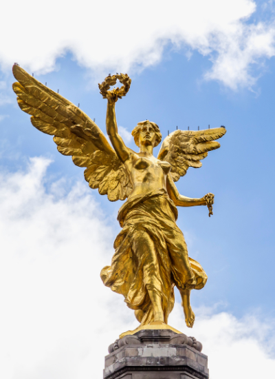 Estatua dorada de la victoria
